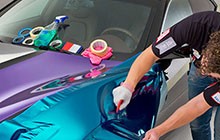 Avery Dennison Specialist wrapping a car